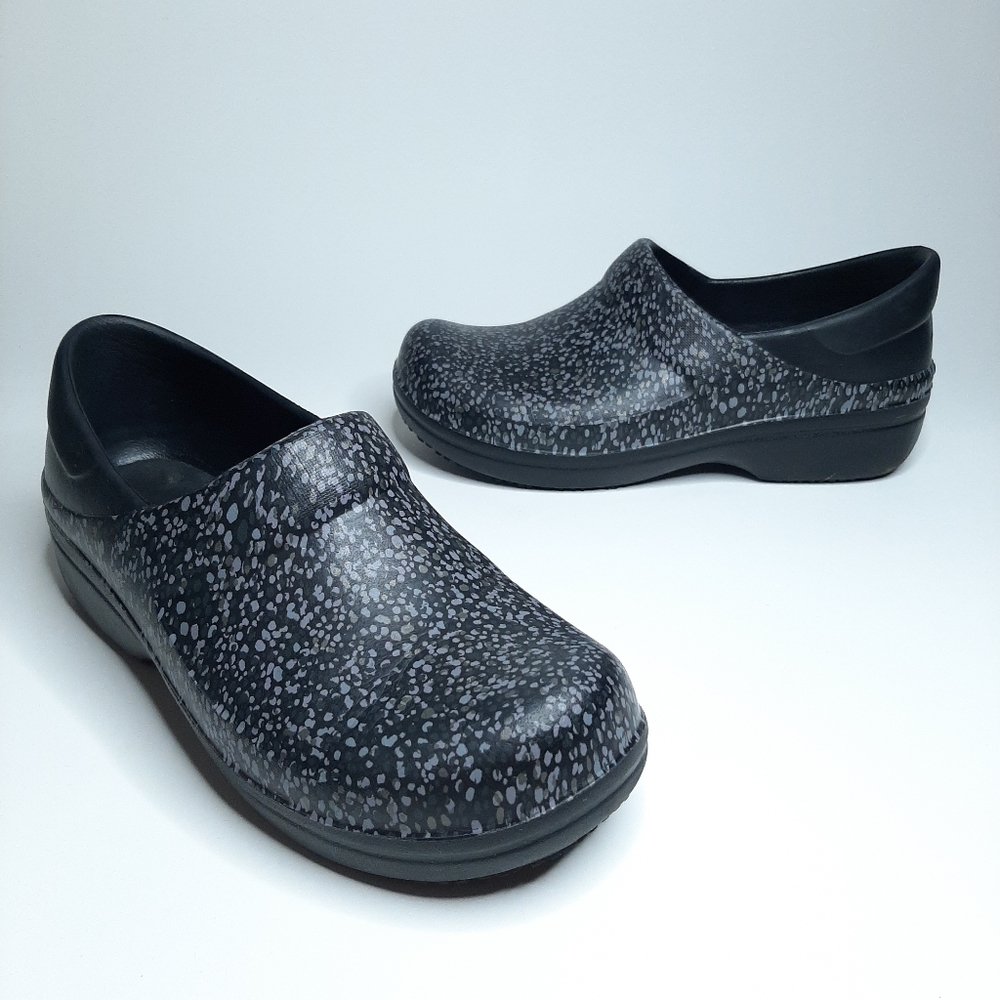 Crocs Neria Pro II Graphic Clogs Black Gray Tan Dots Slip Resistant Size 7